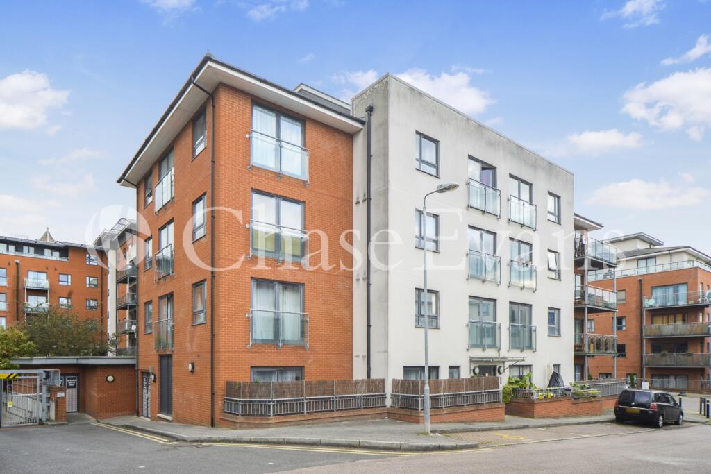 Cherrywood Lodge, Bi