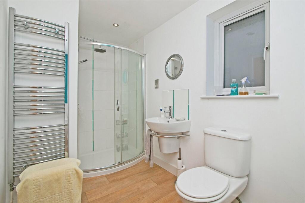 Shower/Bathroom
