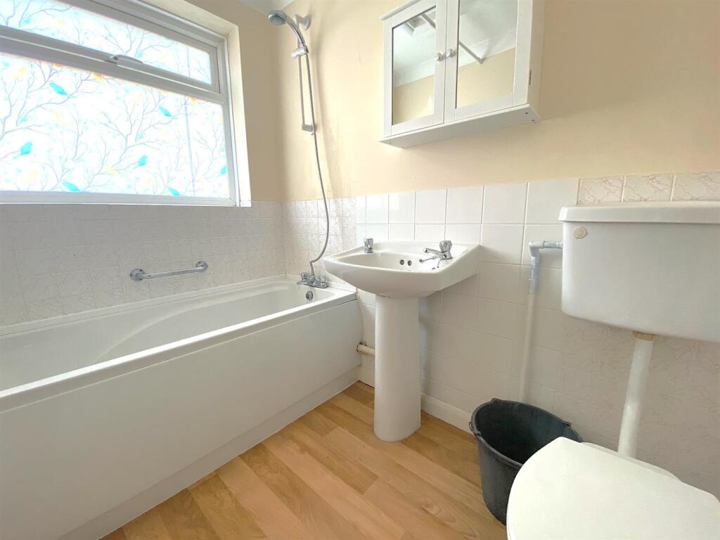 13 Saxon rise - Bathroom.jpg