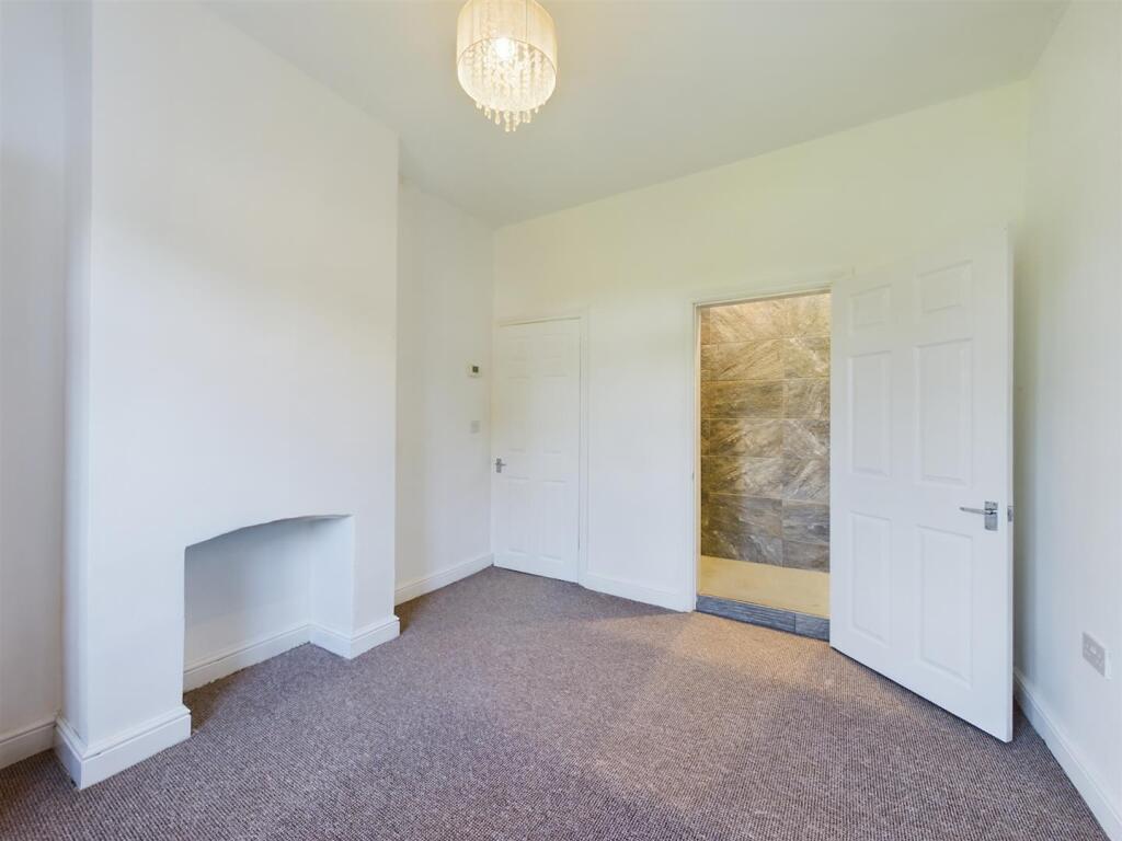 Bedroom 2 en-suite shower/wet room