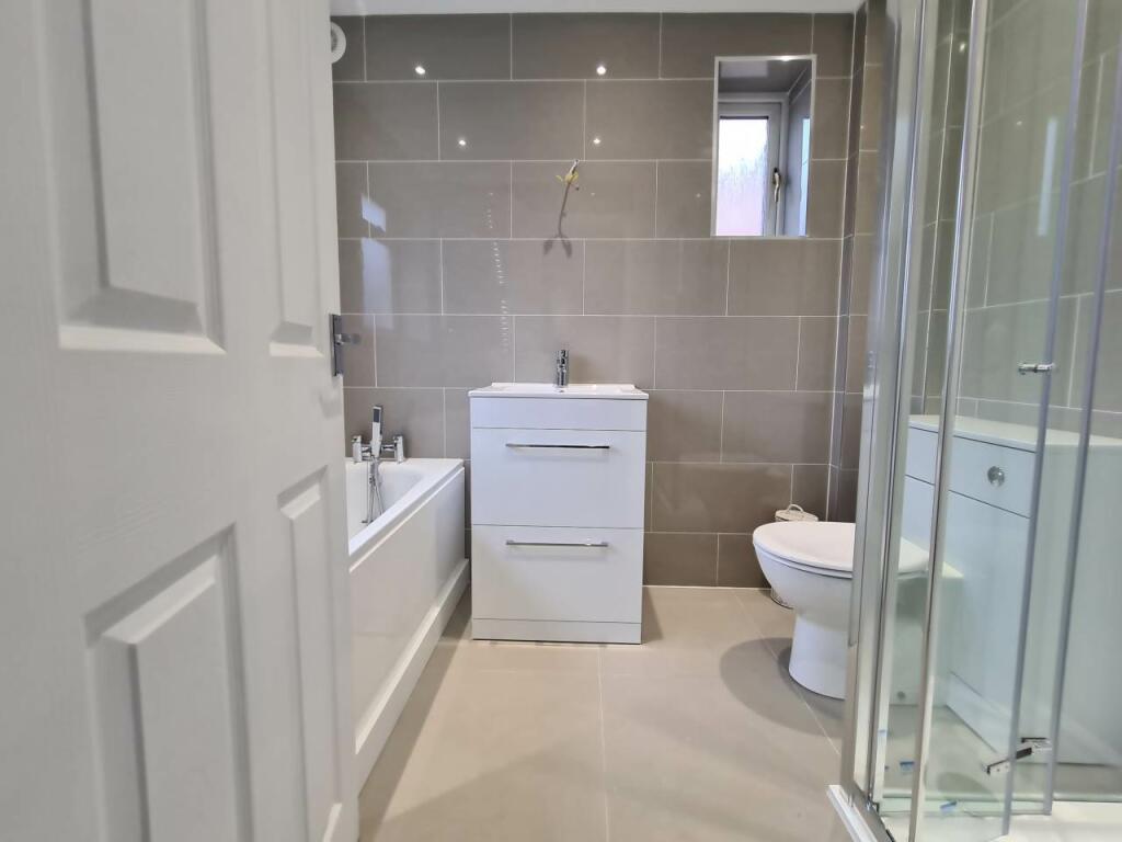 Bathroom image 3