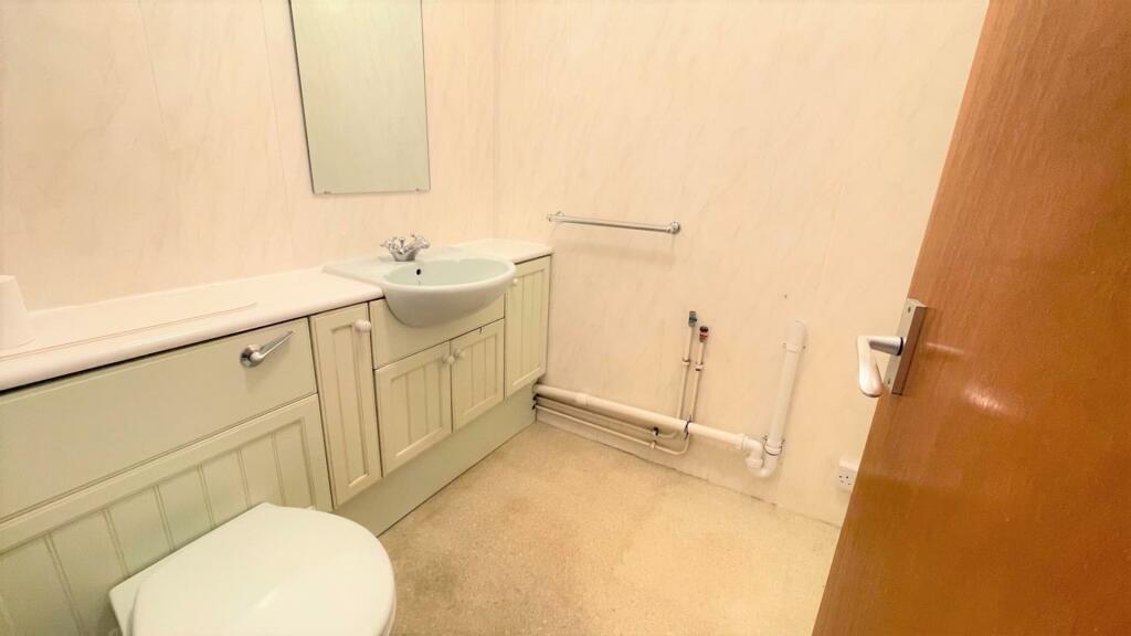 2-PIECE WASHROOM/UTILITY