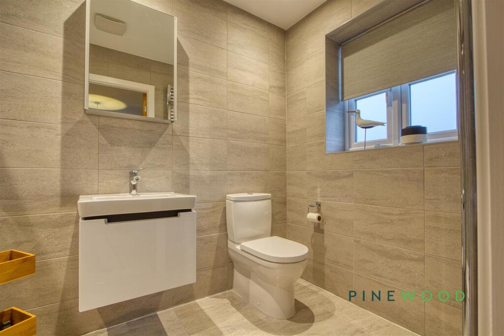 Ensuite (bedroom 2)