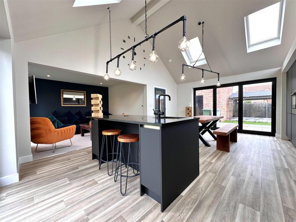 OPEN-PLAN Living/Dining Kitchen 240