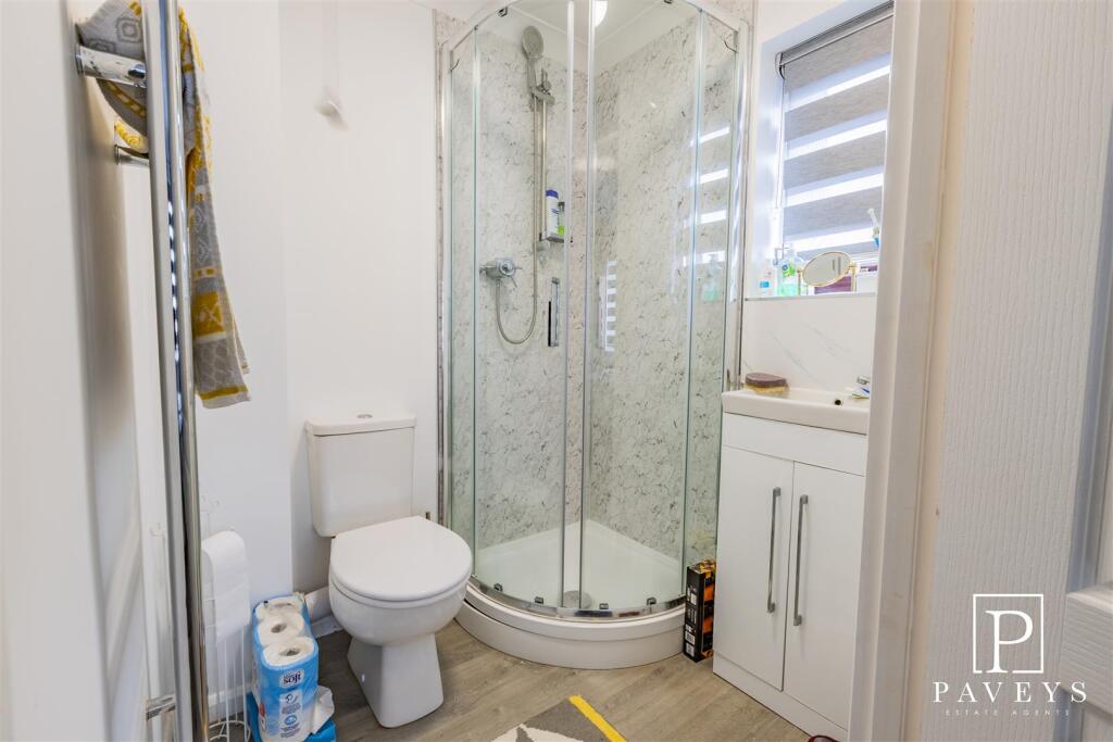 EN-SUITE SHOWER ROOM