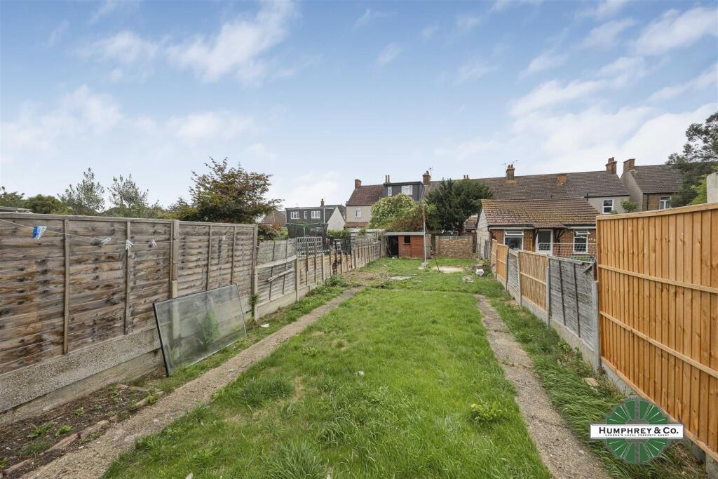 48 Wadeville Avenue Romford -006.JPG