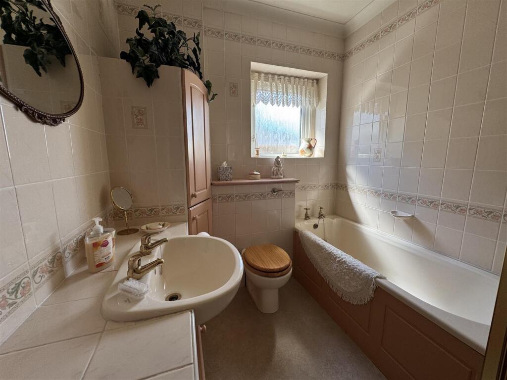 GROUND FLOOR BATHROOM