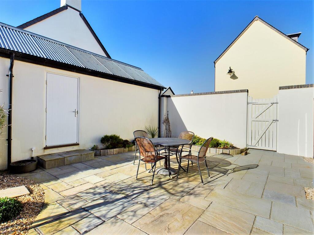 12 Stret Lugan Patio