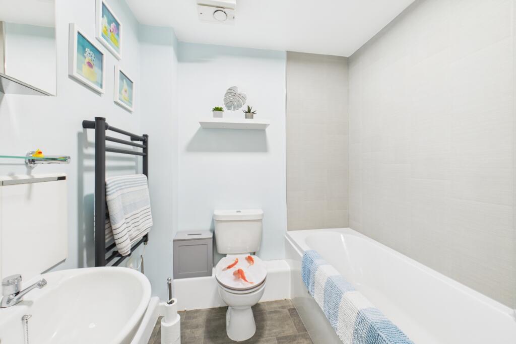 CAM03162G0-PR0233-STILL008