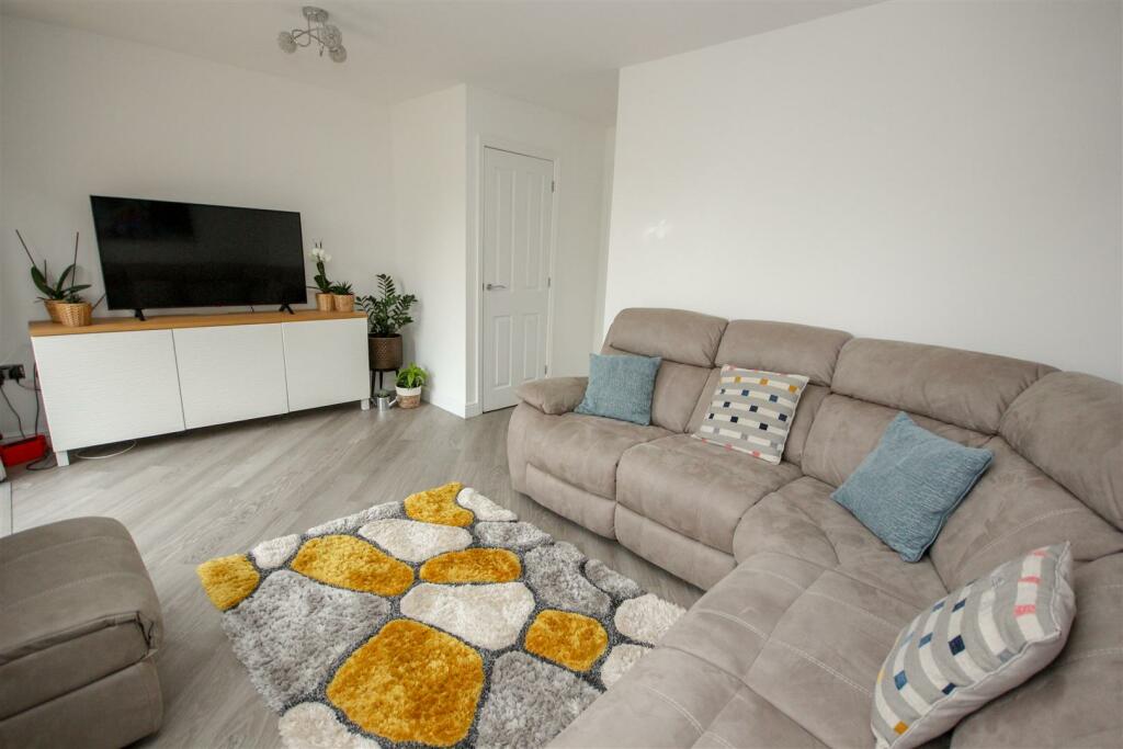 Lounge 1.jpg