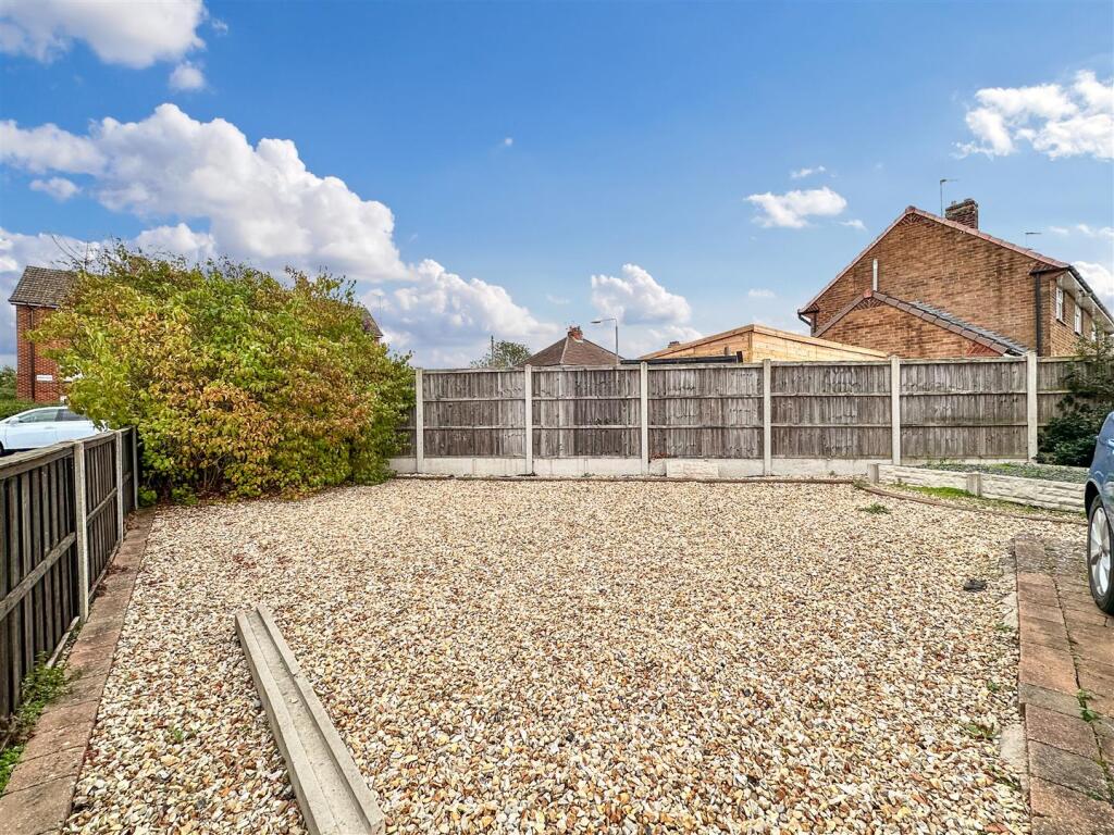 Gravelled Side Garden/ Driveway Space 866