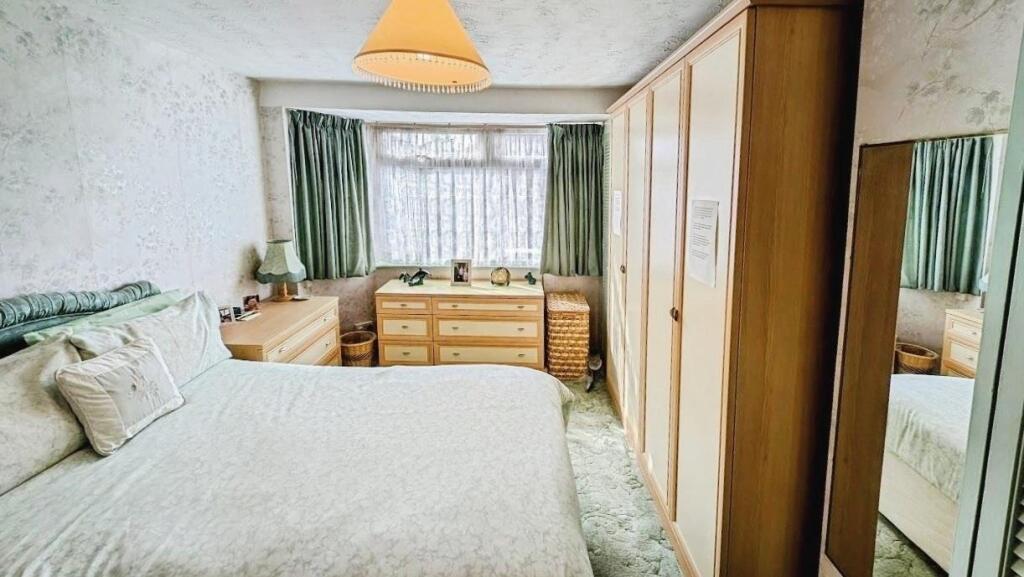 2 Tyndale Avenue bed 1.jpg