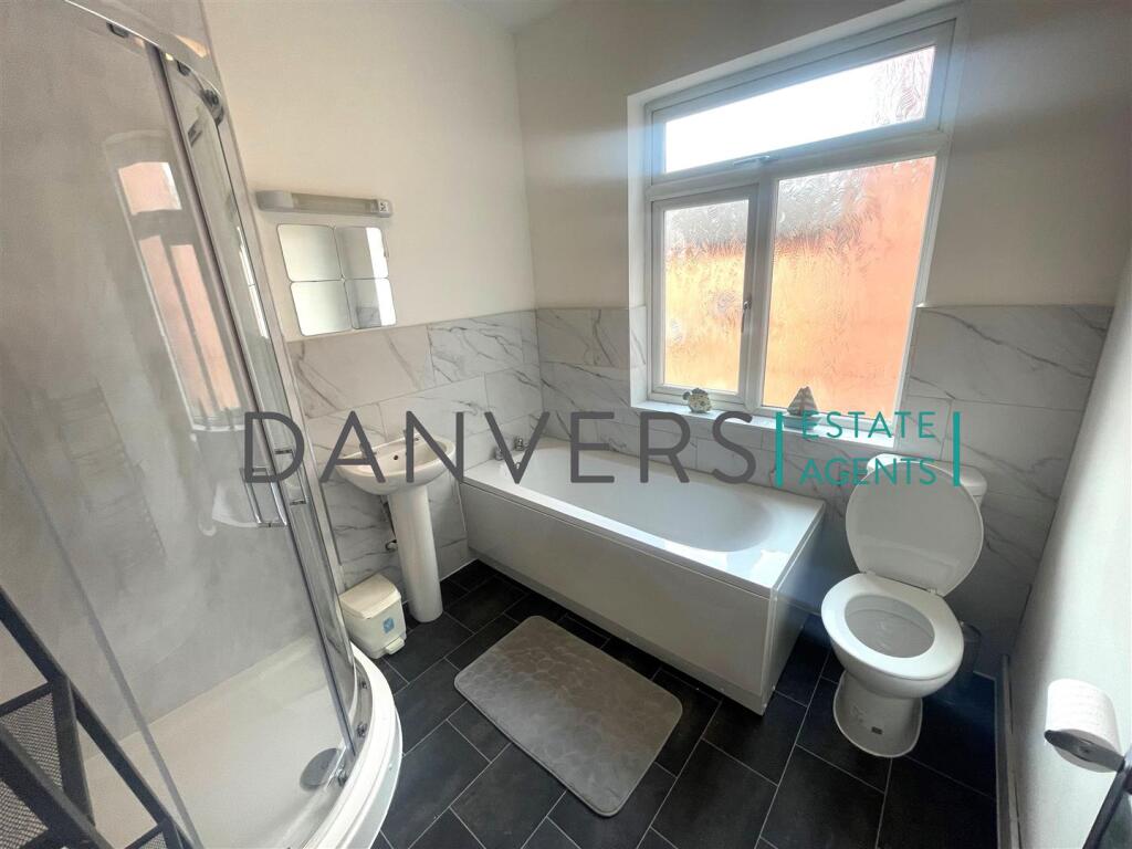 bathroom 1.jpg