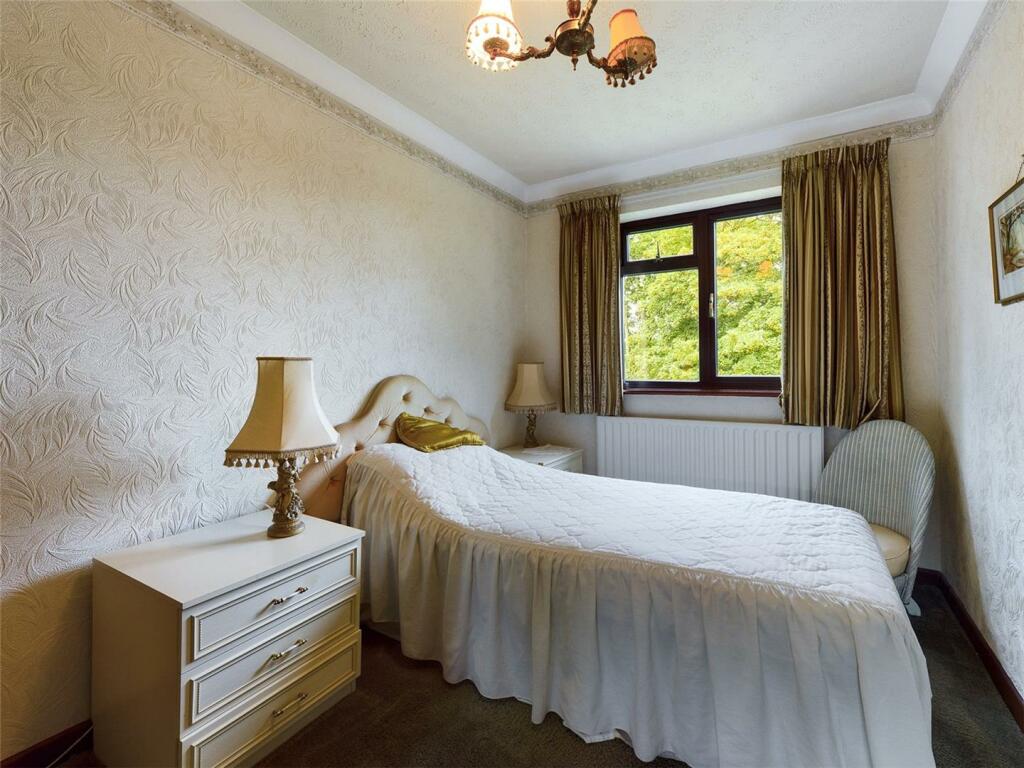 Dining Room / Bed 4
