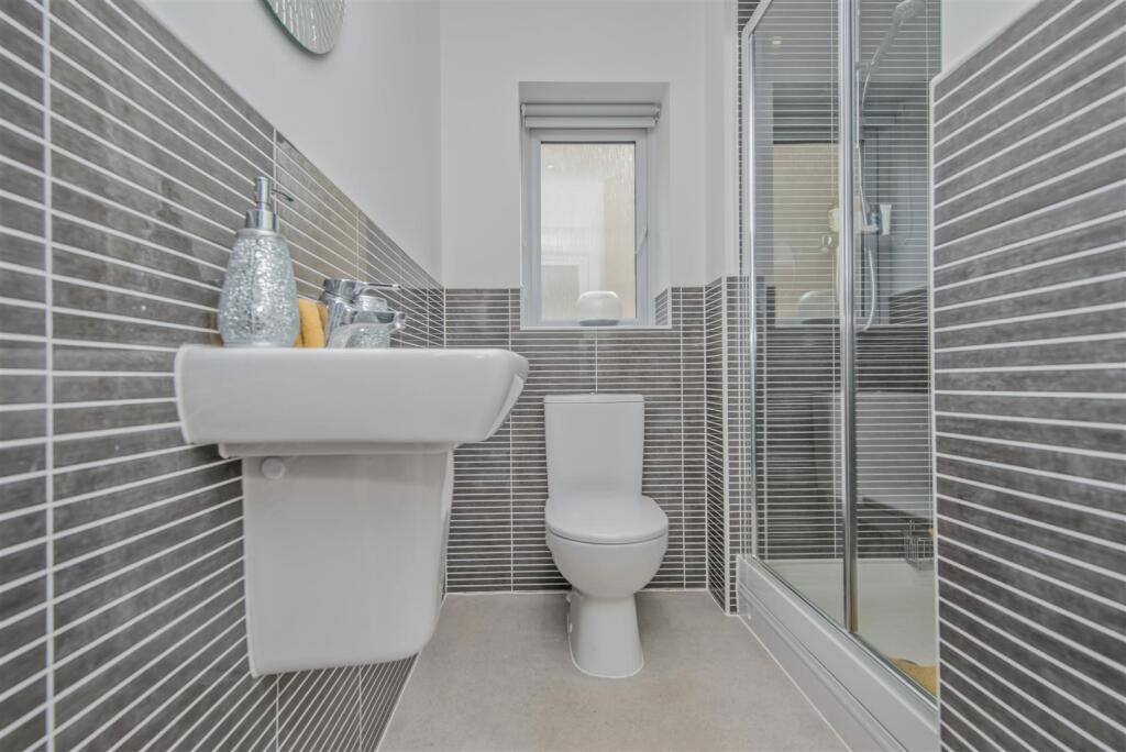 En-suite Shower Room / WC: