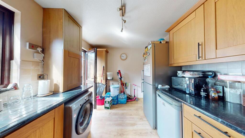 Property to rent in E3 - Barrain London