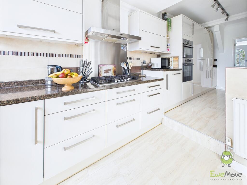 CAM01543G0-PR0146-STILL041