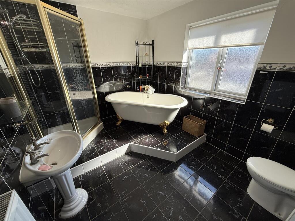 Family Bathroom.JPG