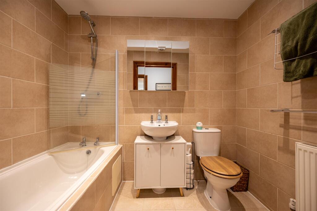 Flat 14 88 90 Hambledon -Road 25 1.jpg