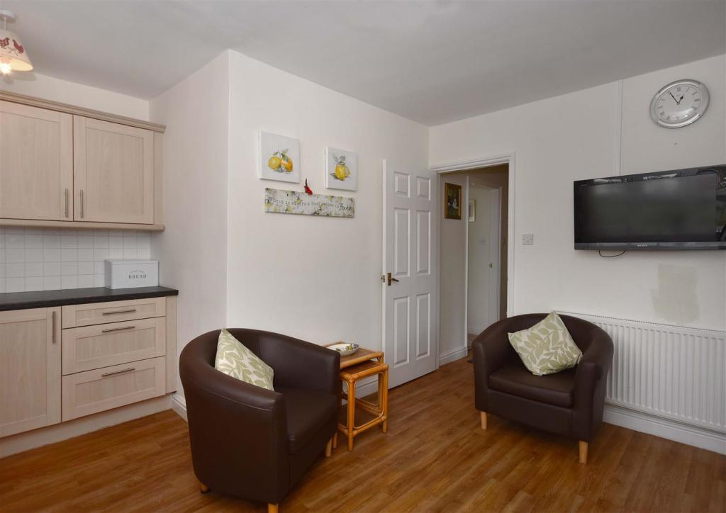 6 Lime Close-kitchen1.jpg