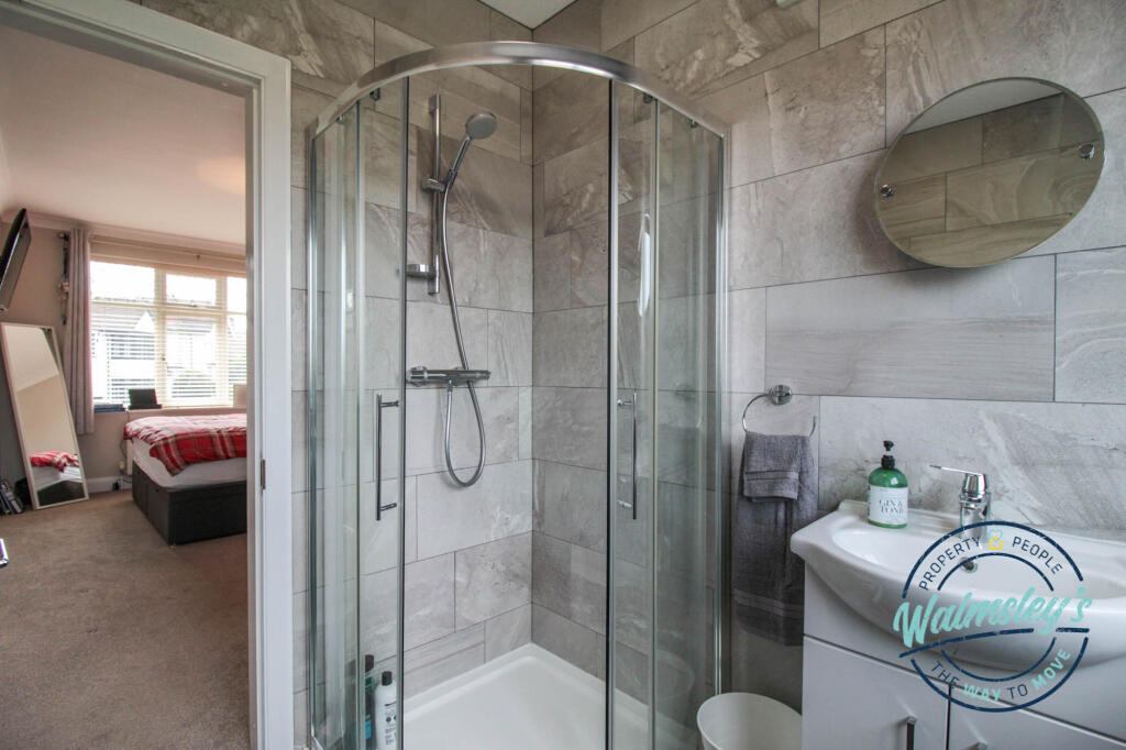 Ensuite to main bedroom