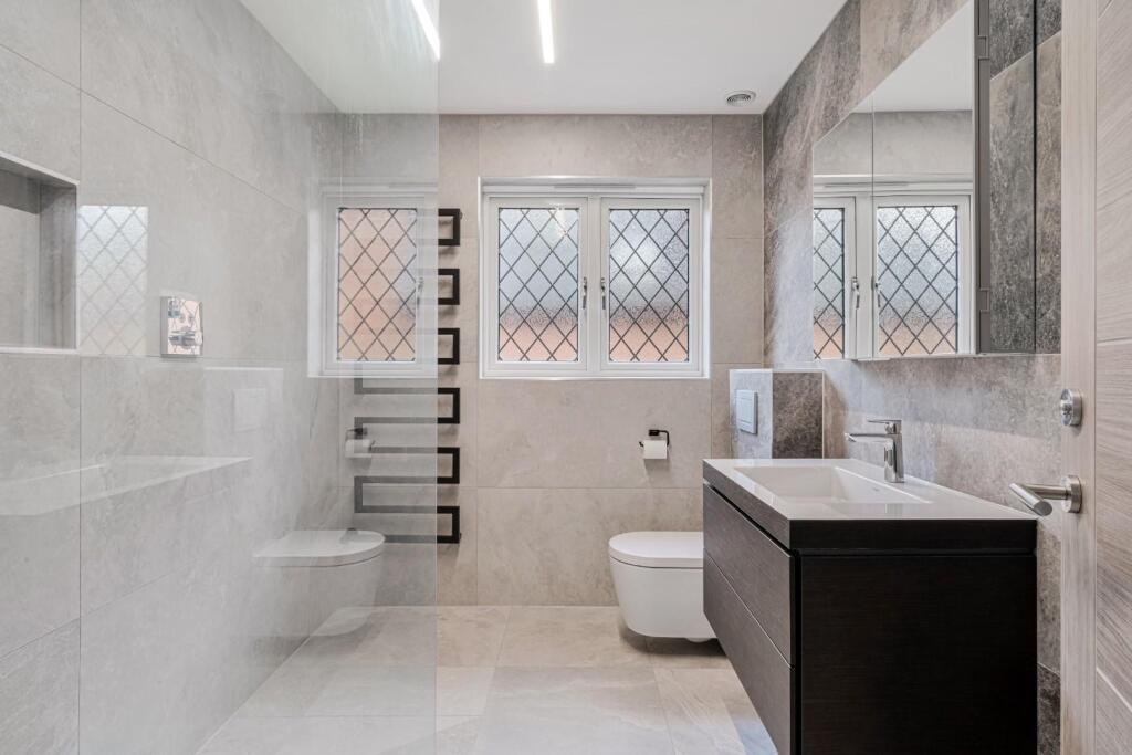 CUDDINGTON PARK CLOSE (29).jpg