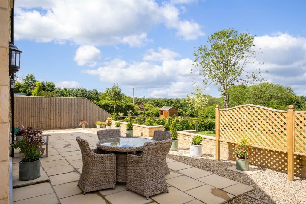 21 - Oakwood House - GL54 4NQ - Web.jpg