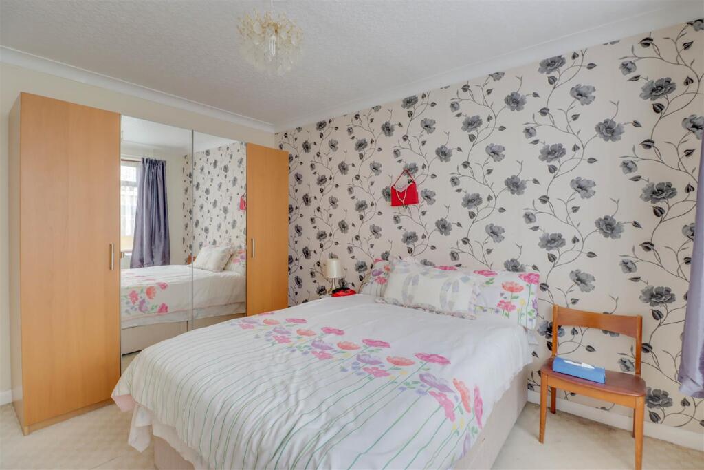 16 LONGFIELD CLOSE INSIDE-8.jpg
