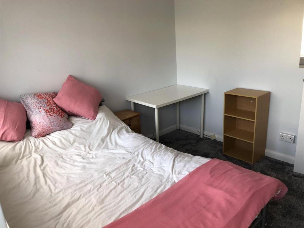 17A bed 3a.jpg