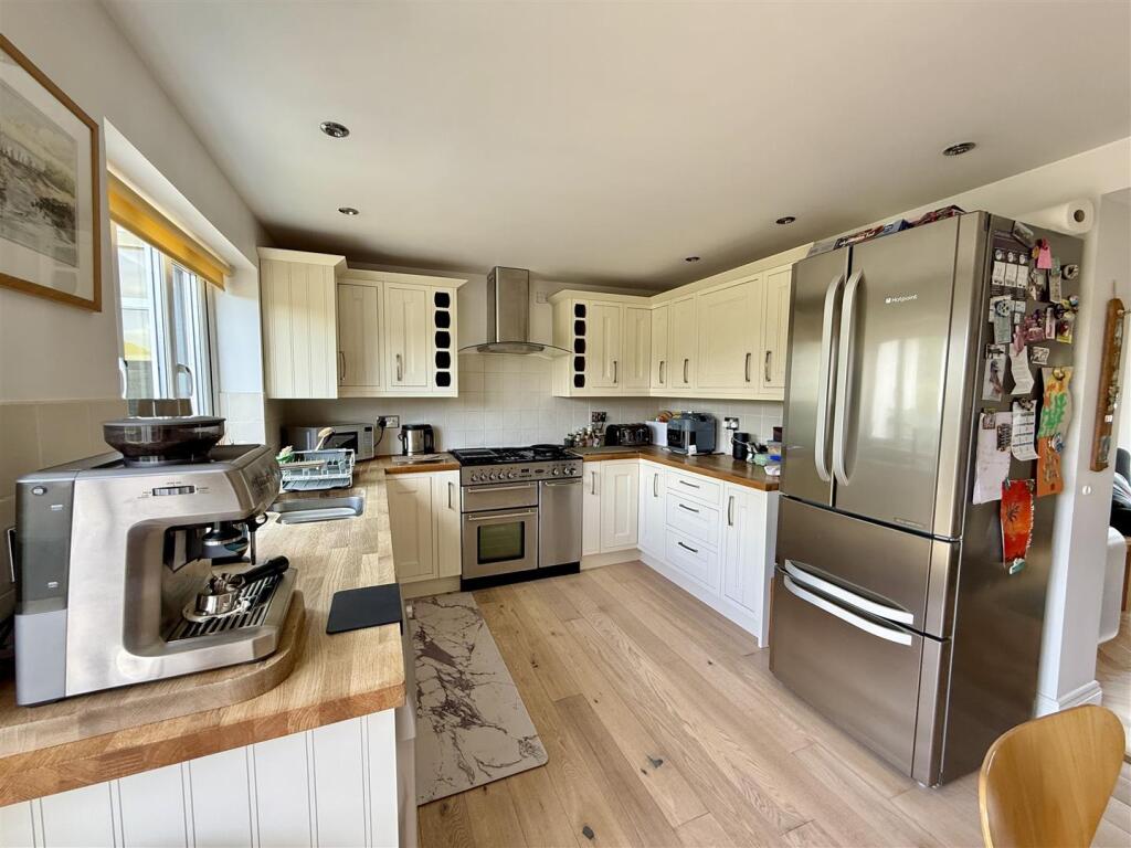 Kitchen/Breakfast Room: