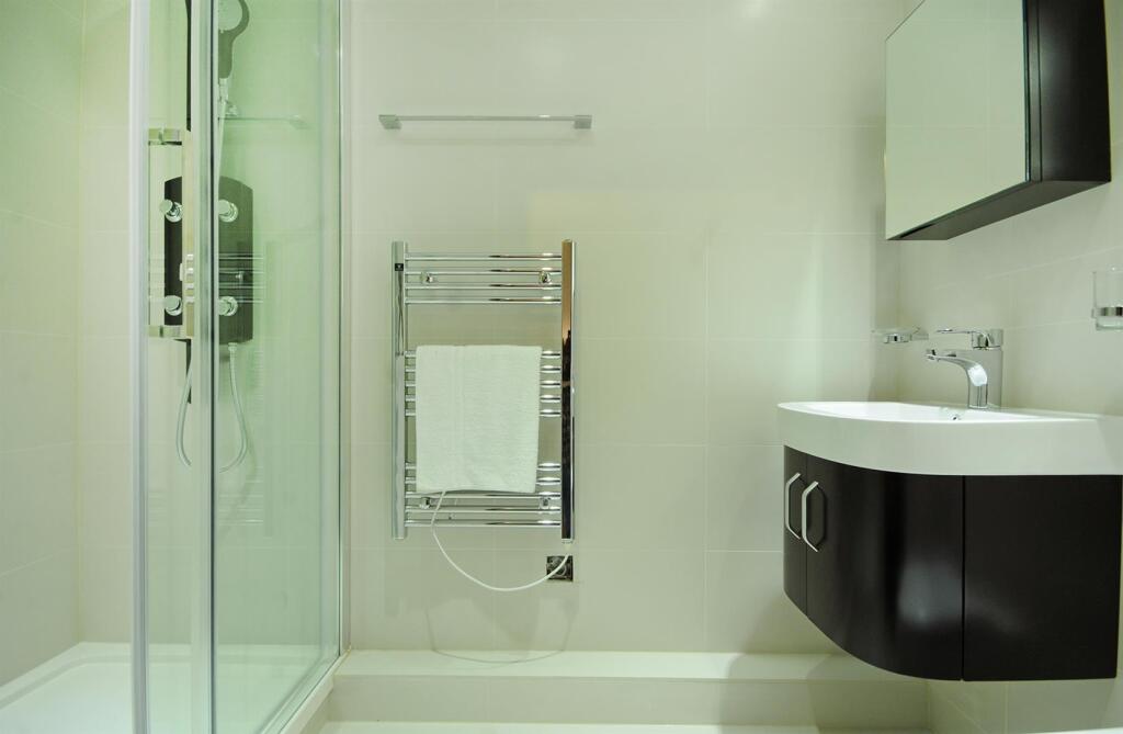 Bathroom2.JPG