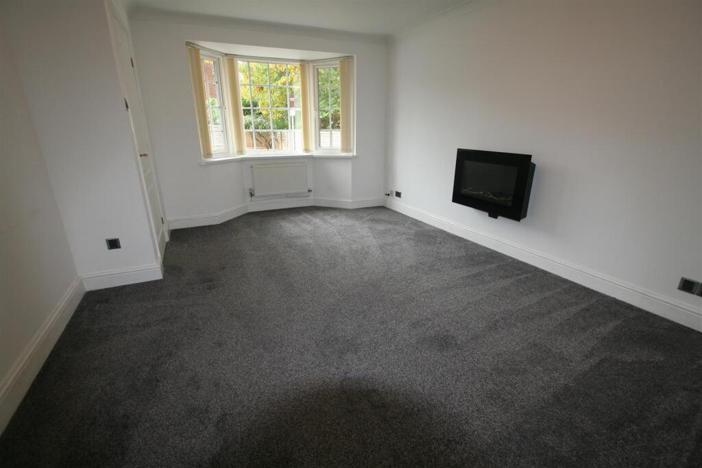 leasoweclose,newlounge1.JPG