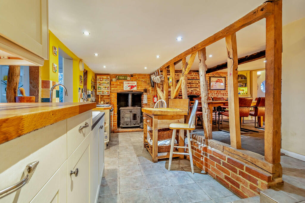 8580310-interior0...