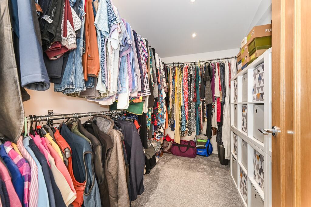 WALK-IN WARDROBE
