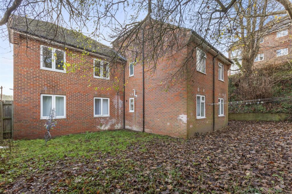 141d Totteridge Rd, HP13 6HR-10.jpg