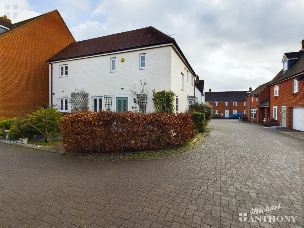 CAM03852G0-PR0204-STILL014