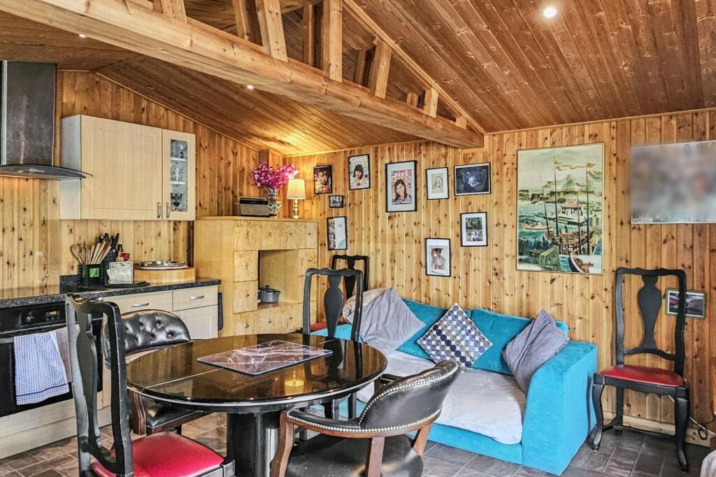 108 Taggs Island, Hampton Court, TW12 2HA