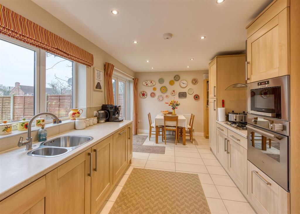 2 Glendale Drive-Kitchen (3).jpg