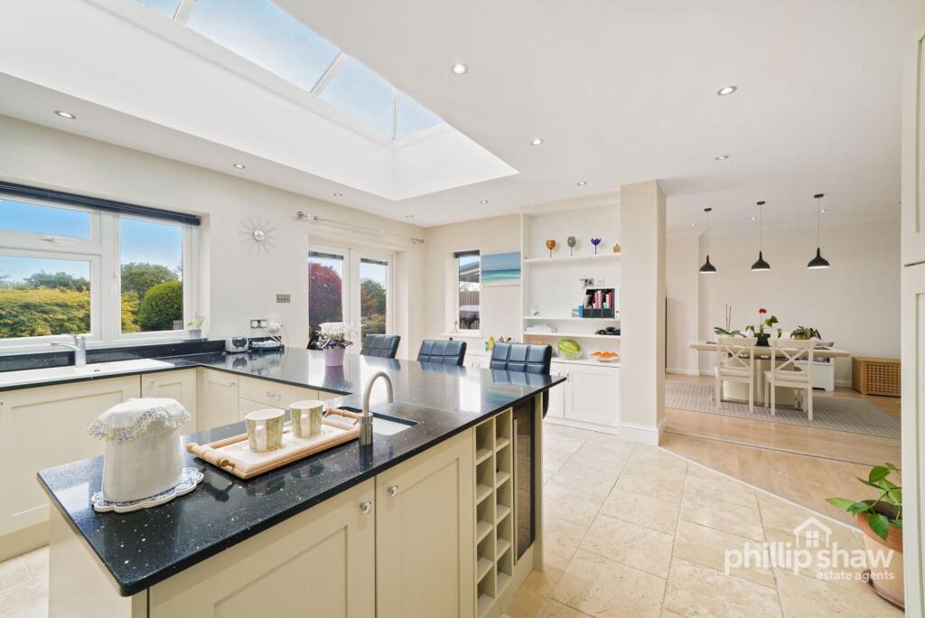 Kitchen and breakfast area