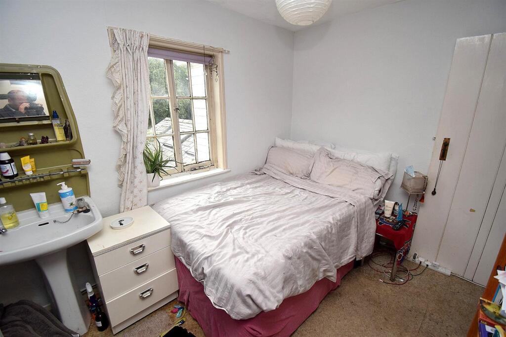 BEDROOM 1.JPG