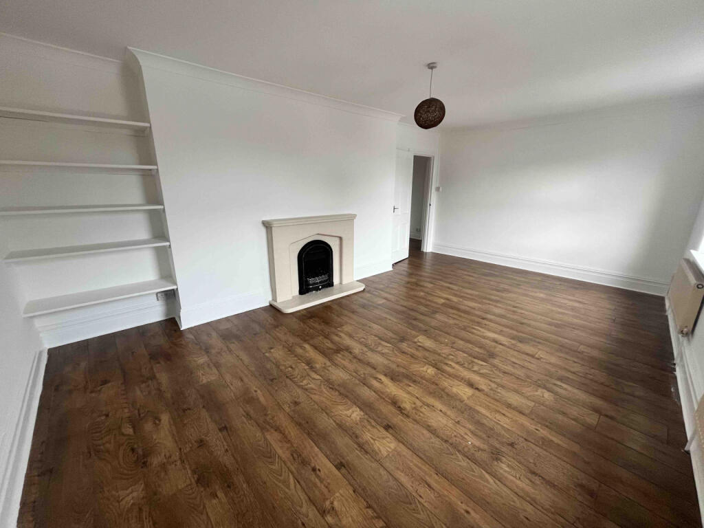 LARGE LIVING ROOM