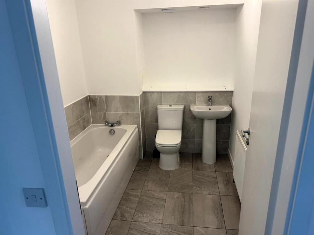 10_bathroom.jpg