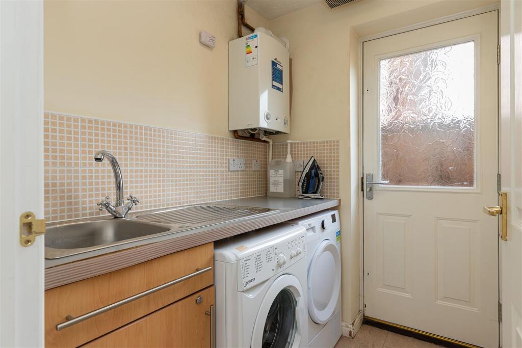 9 Lakeside Close-7.jpg