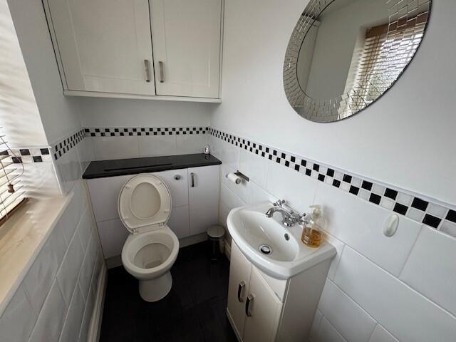 Cloakroom/wc