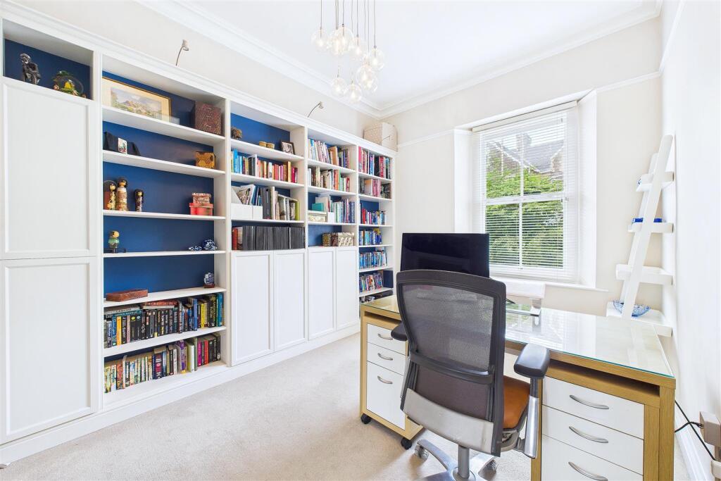 Bedroom 5 / Office