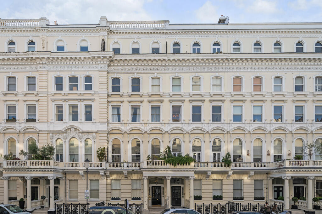 F ? 21 Queens Gate T