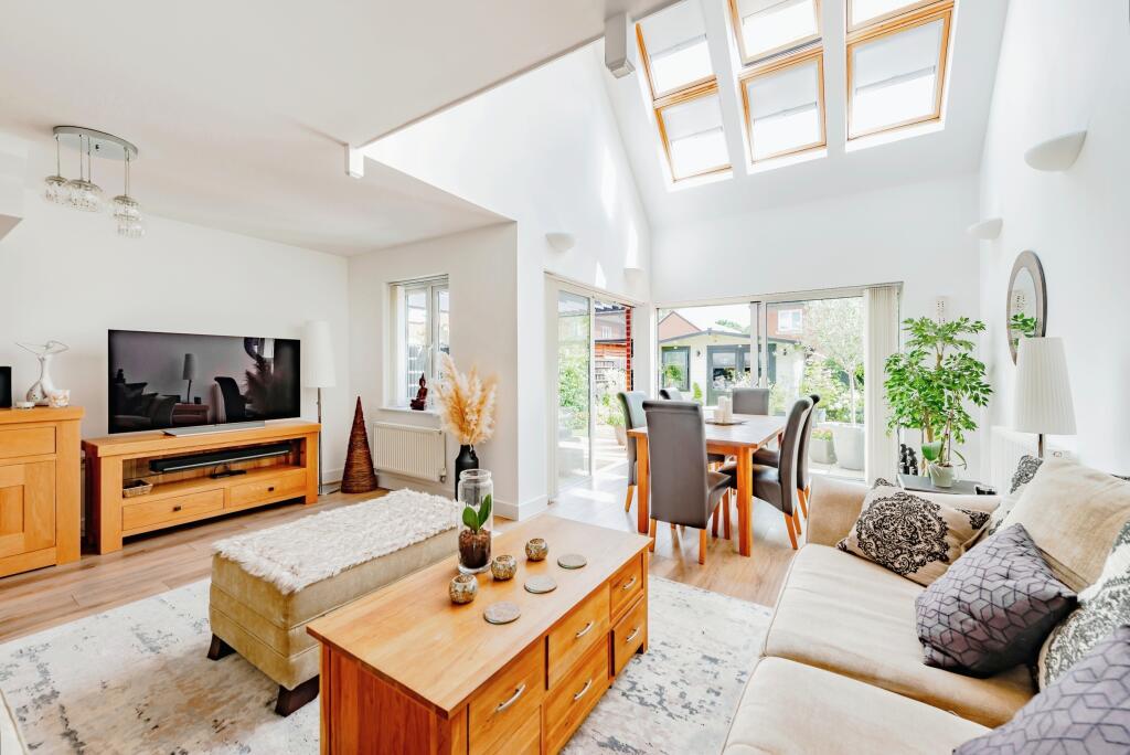 Lounge/Dining Room