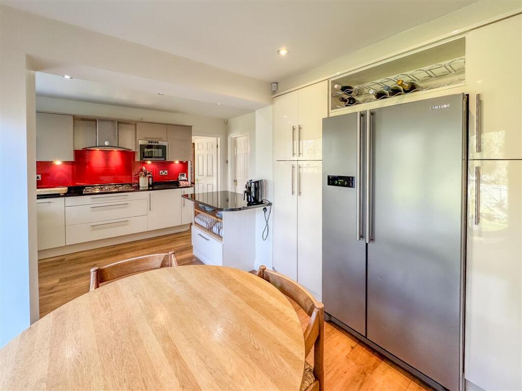 BREAKFASTING KITCHEN