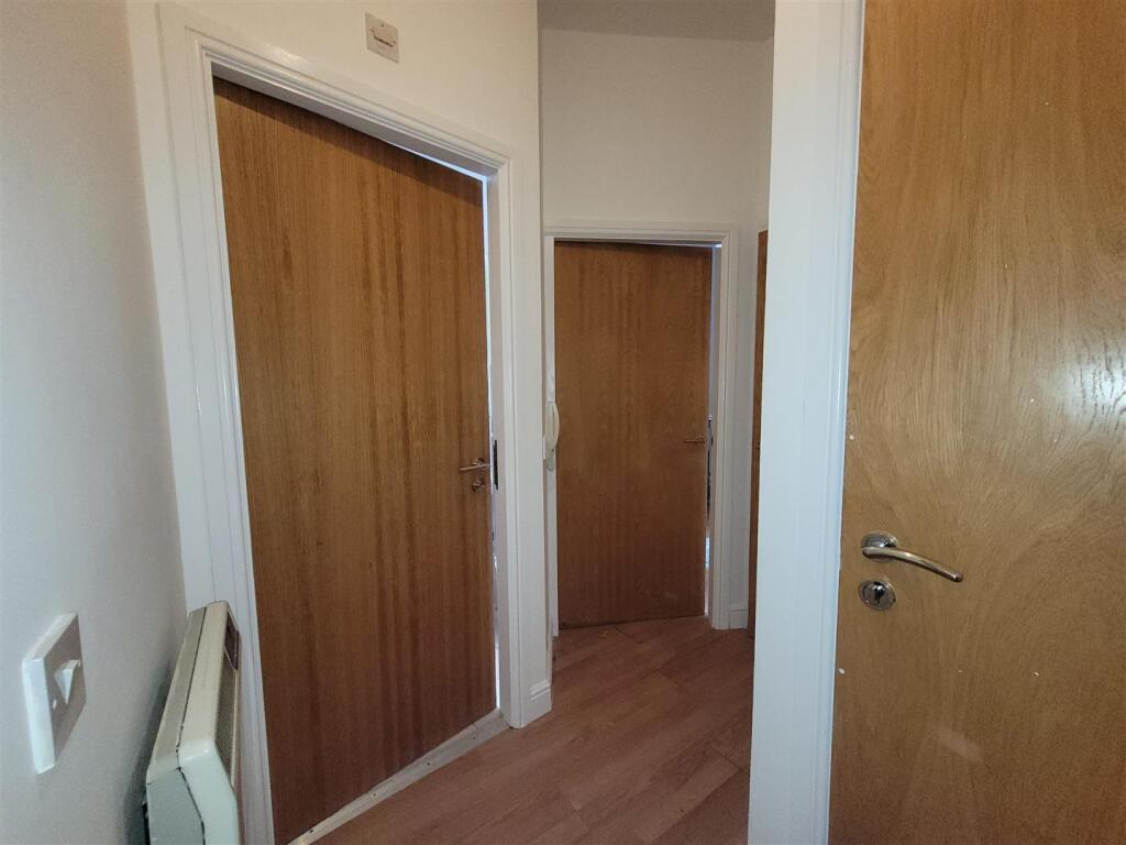 ENTRANCE/VESTIBULE