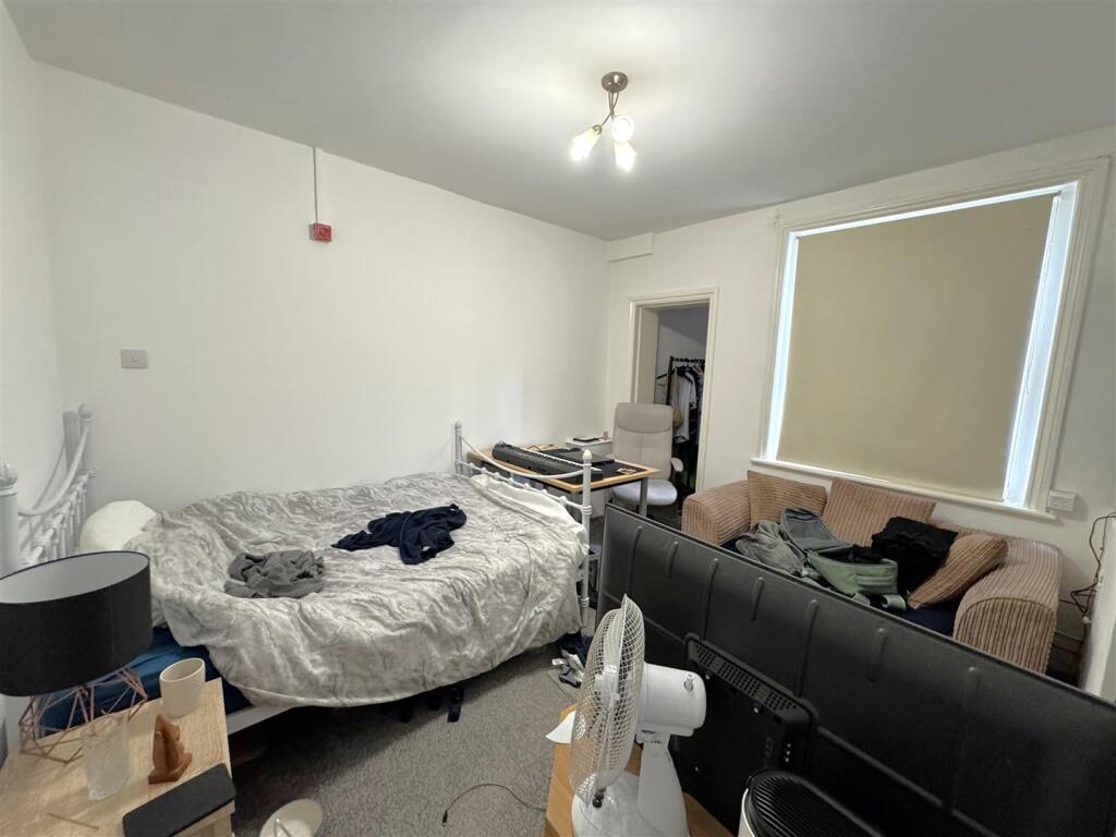 Flat 4 Lounge and Bedroom.jpeg